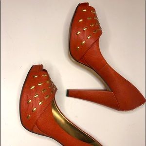 VINCE CAMUTO | Burnt Orange + Brass Peep-Toe Pump